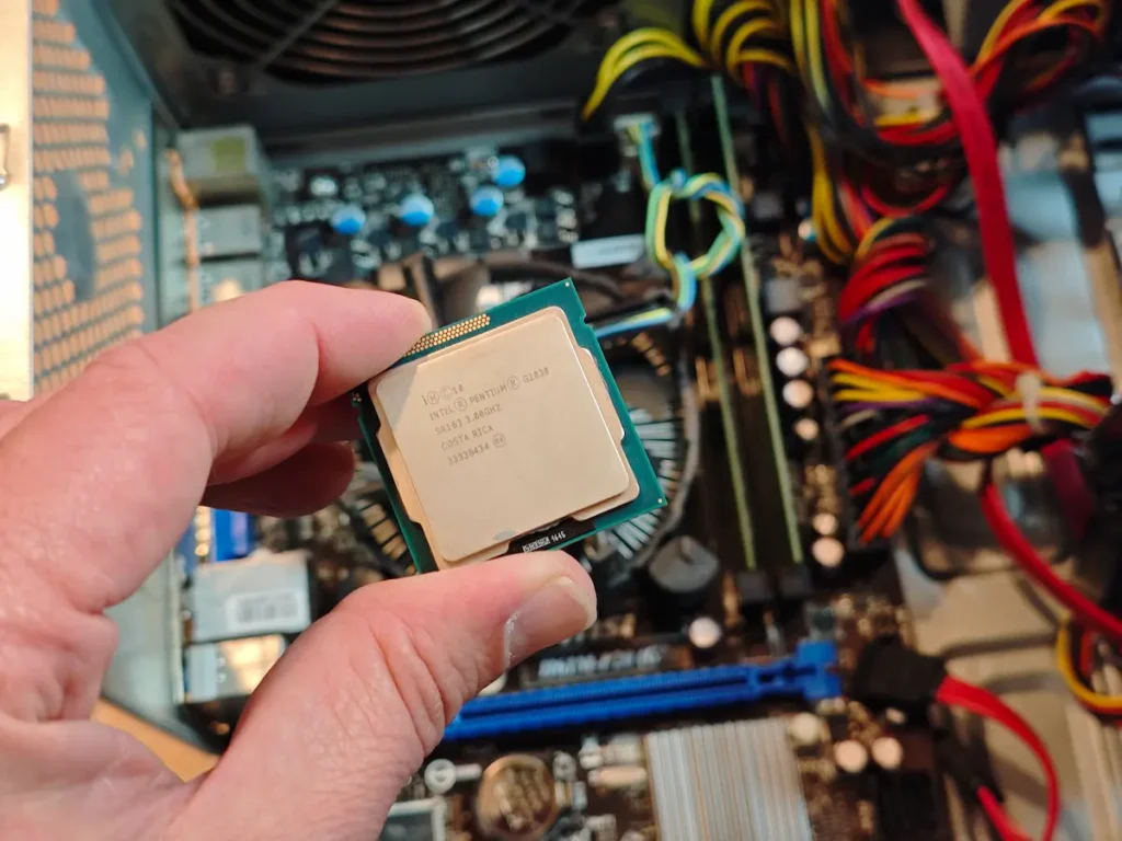 Serviser drži Intelov procesor tokom pregleda desktop računara