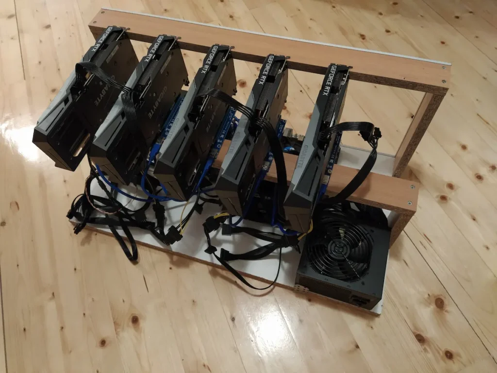 Sklopljen mining rig na drvenoj konstrukciji sa više grafičkih kartica