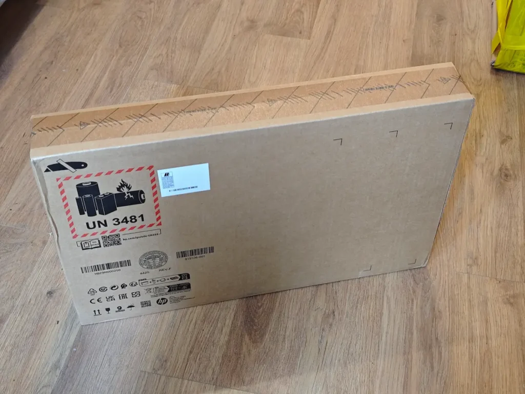 Originalna fabrička kartonska ambalaža u kojoj dolazi potpuno nov laptop sa garancijom