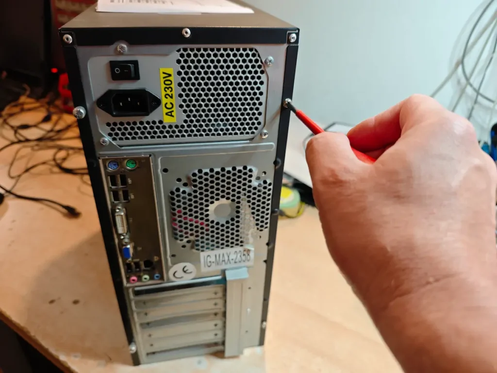 Odvrtanje šrafova na kućištu prilikom dijagnostike desktop računara