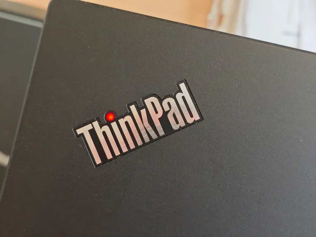 Poklopac kvalitetnog polovnog poslovnog laptopa sa prepoznatljivim ThinkPad logotipom