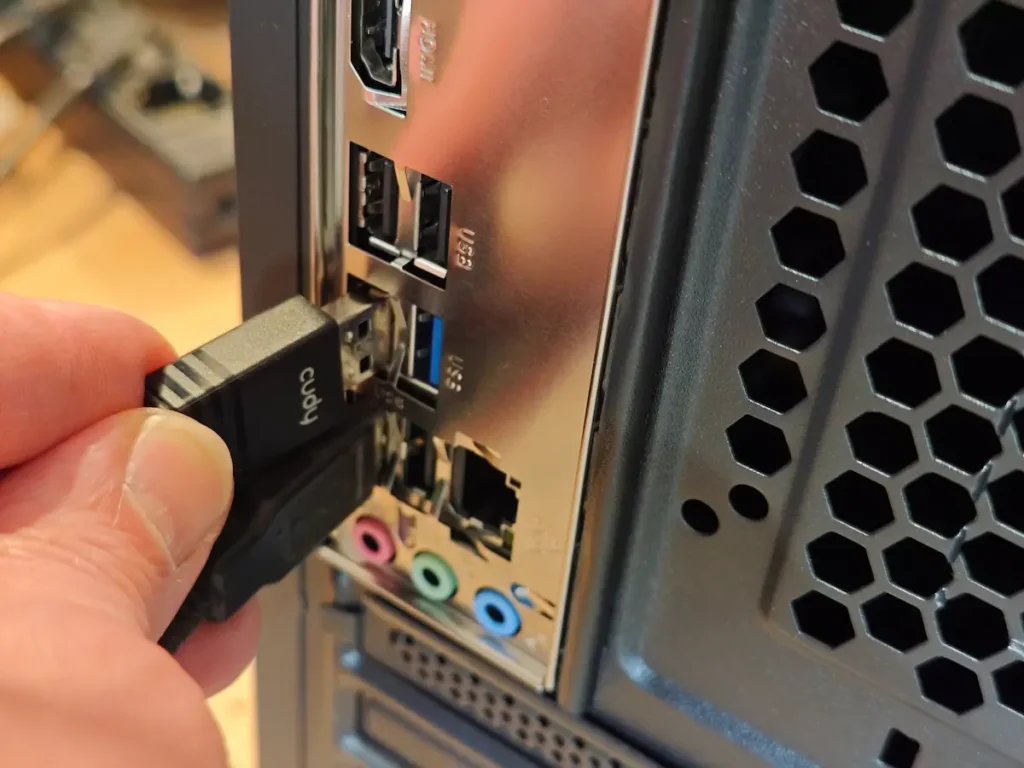 Ubacivanje USB Wi-Fi adaptera u zadnji panel desktop računara