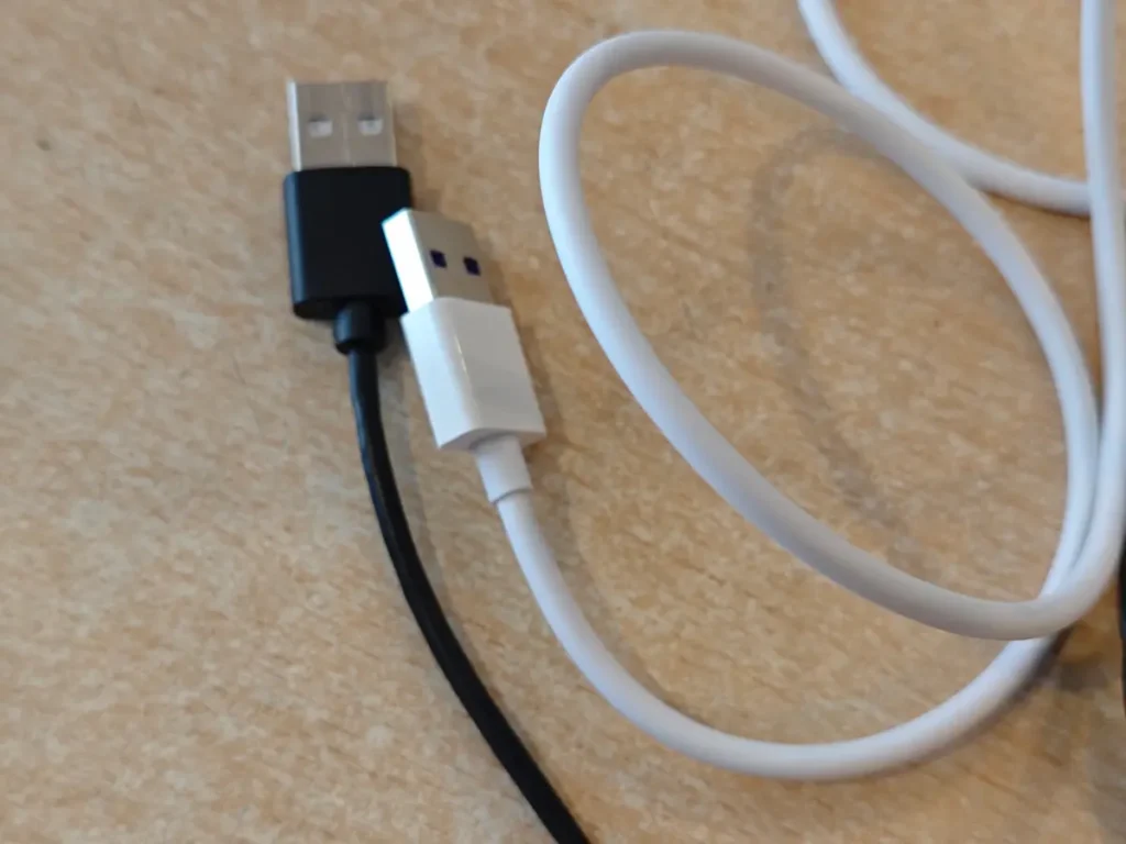 Vizuelna razlika između različitih USB kablova za telefon