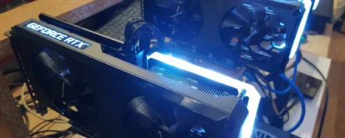Mining rig u radu sa svetlećim RTX grafičkim karticama