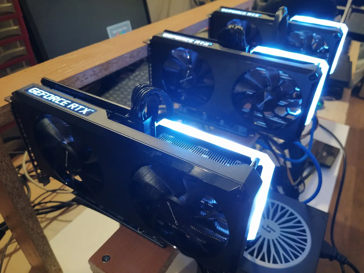 Mining rig u radu sa svetlećim RTX grafičkim karticama