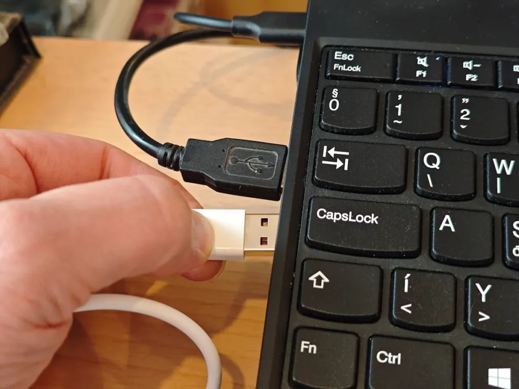 Pravilno priključivanje USB kabla telefona u port na laptopu
