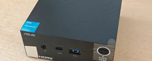 Asus Mini PC računar sa Celeron procesorom na radnom stolu.