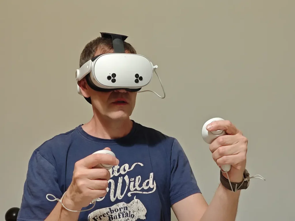 Korisnik sa Meta Quest 3S naočarama igra virtuelnu igru