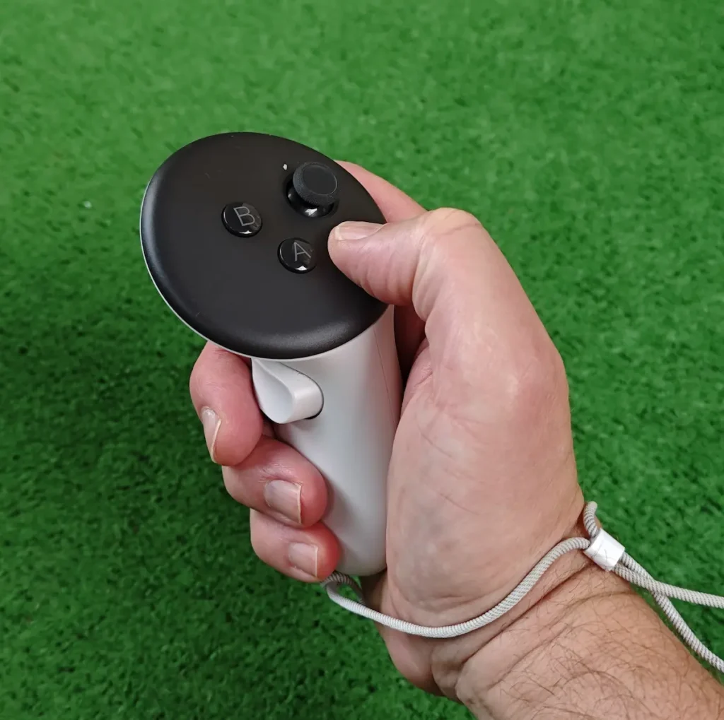 Desni kontroler za Meta Quest 3S VR naočare u ruci