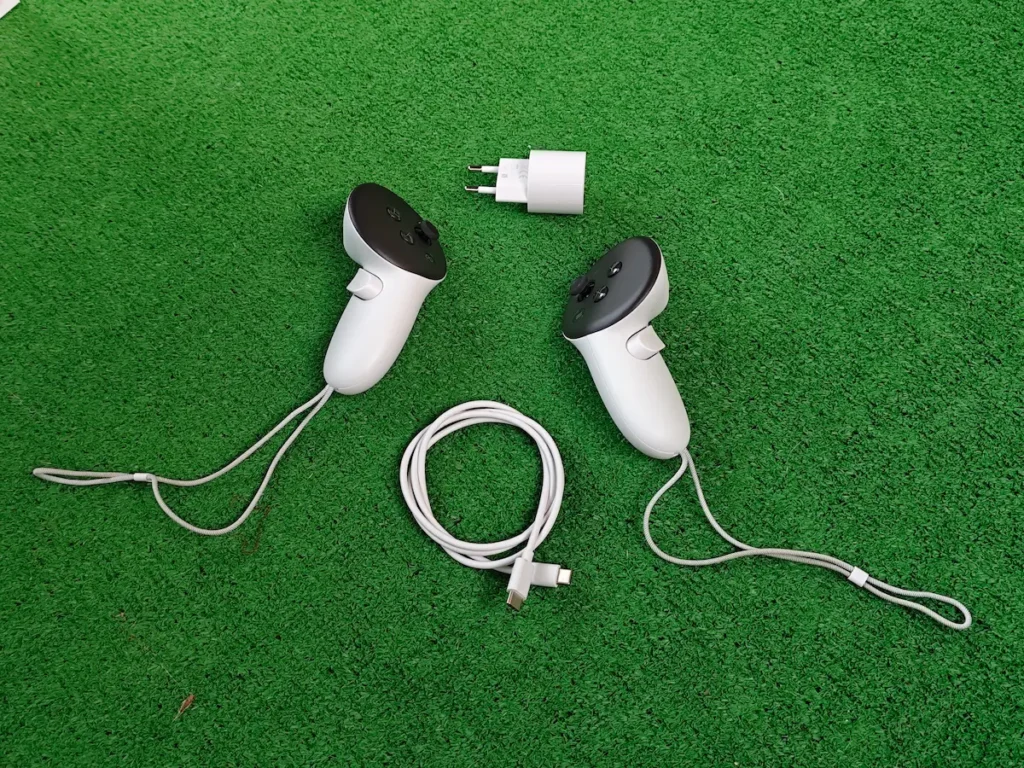 VR kontroleri, punjač i kabl koji dolaze uz Meta Quest 3S