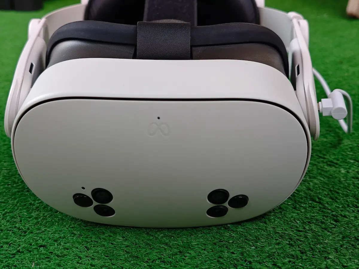Meta Quest 3S VR naočare sa prednje strane na zelenoj podlozi
