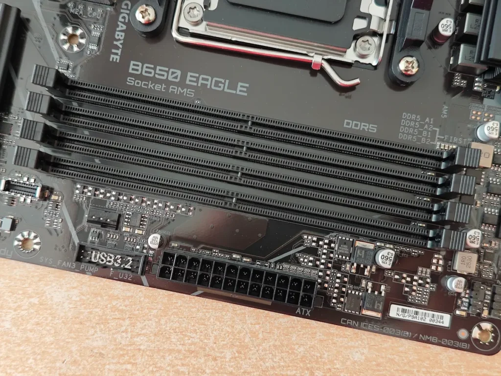 Prazni DIMM slotovi za RAM memoriju na matičnoj ploči