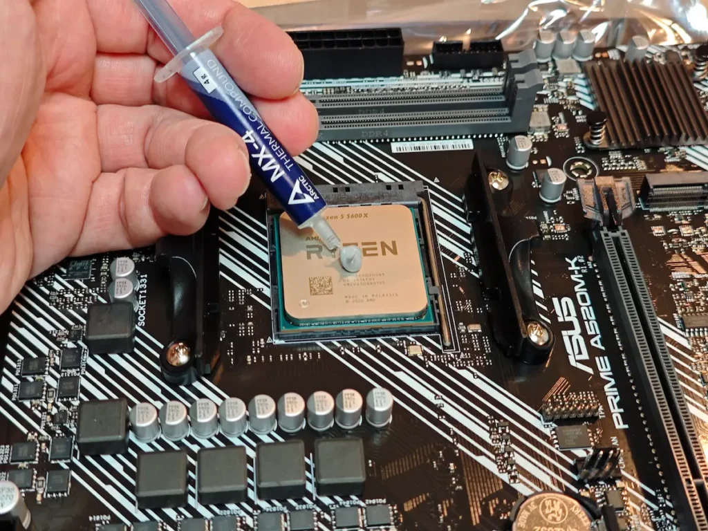 Majstor iz MKračunari servisa nanosi termalnu pastu na AMD Ryzen procesor