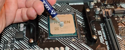 Majstor iz MKračunari servisa nanosi termalnu pastu na AMD Ryzen procesor