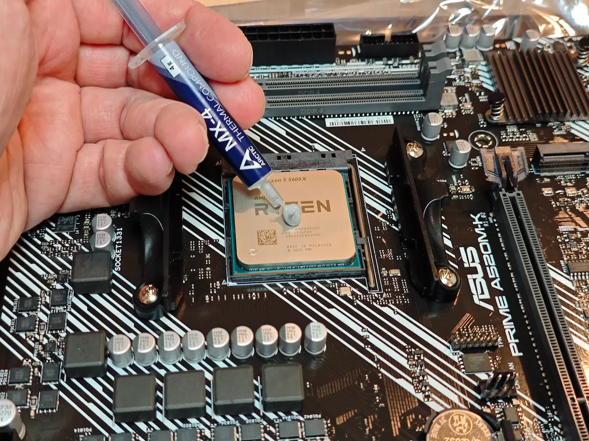 Majstor iz MKračunari servisa nanosi termalnu pastu na AMD Ryzen procesor